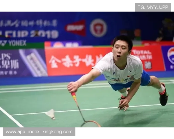 羽毛球少年鱼跃救球，擦地三米仍救回