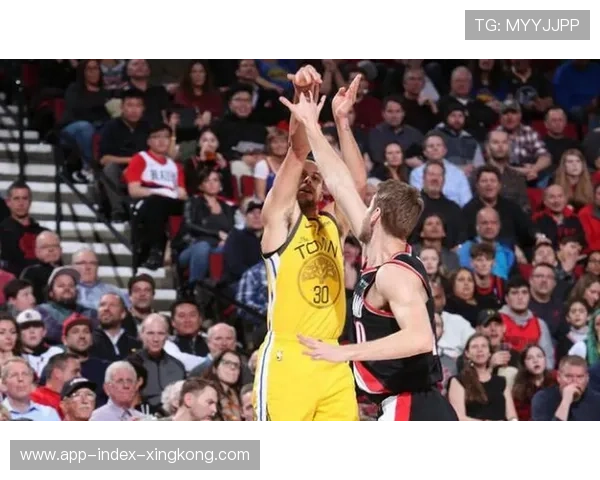 NBA 球星当众暴走！怒摔战术板