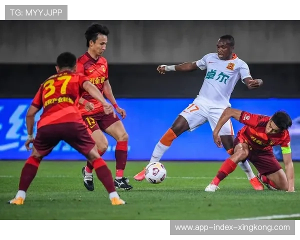 中超边路突破形成折射破门引爆现场——足球的激情与奇迹