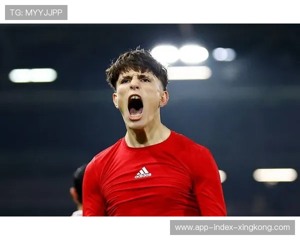 曼联反击中路跑动灵活，加纳乔禁区左侧推射偏出