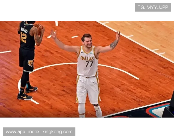 东契奇压哨刺入三分，独行侠客场绝杀