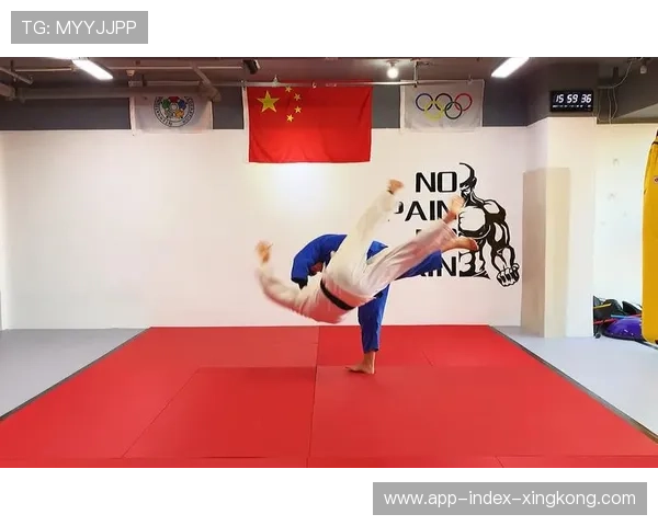 柔道选手内股摔一招制胜